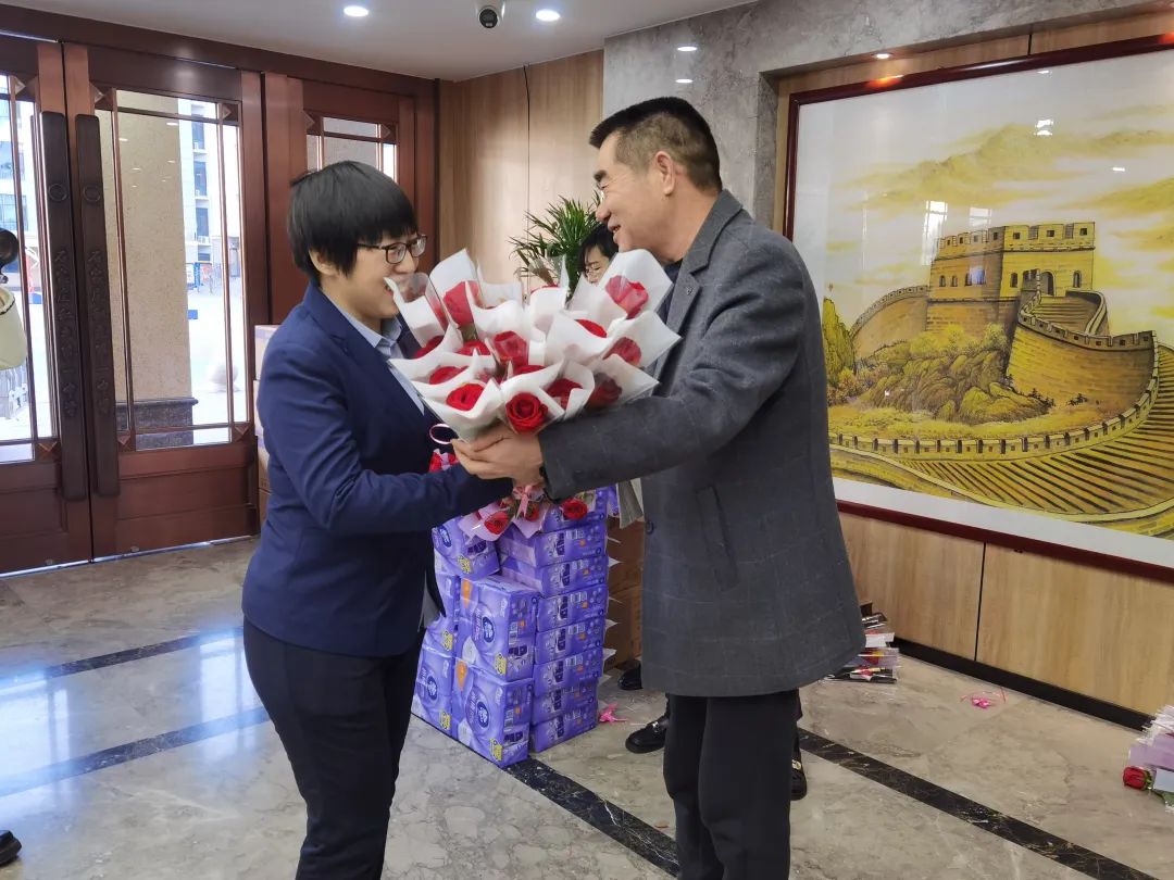 致敬最美女教师，铿锵玫瑰别样红！