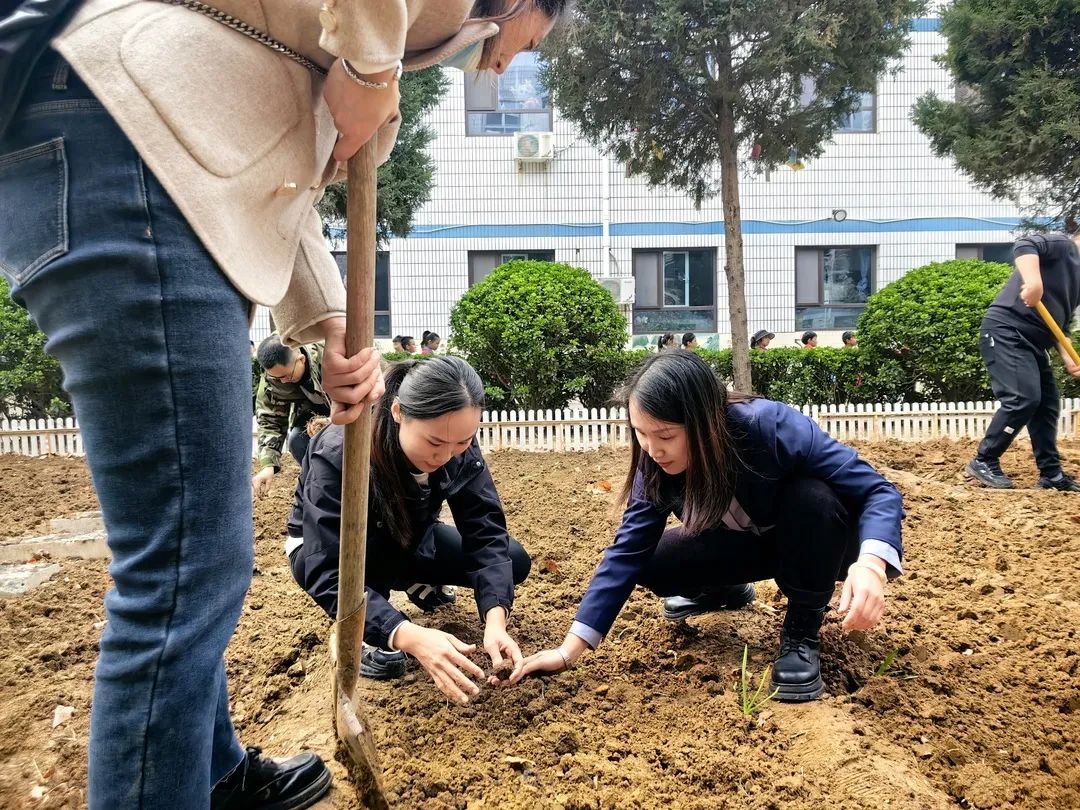 【立小•生命教育】寻味种植园 探秘中草药｜三年级百草园种植课程开启仪式