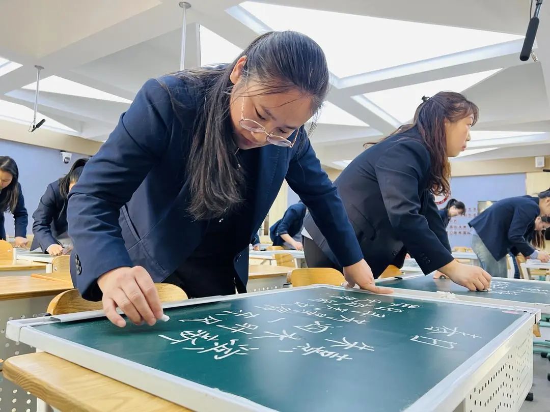 【立小•聚焦教学】舞动粉笔 书写芳华︱教师粉笔字展示活动纪实