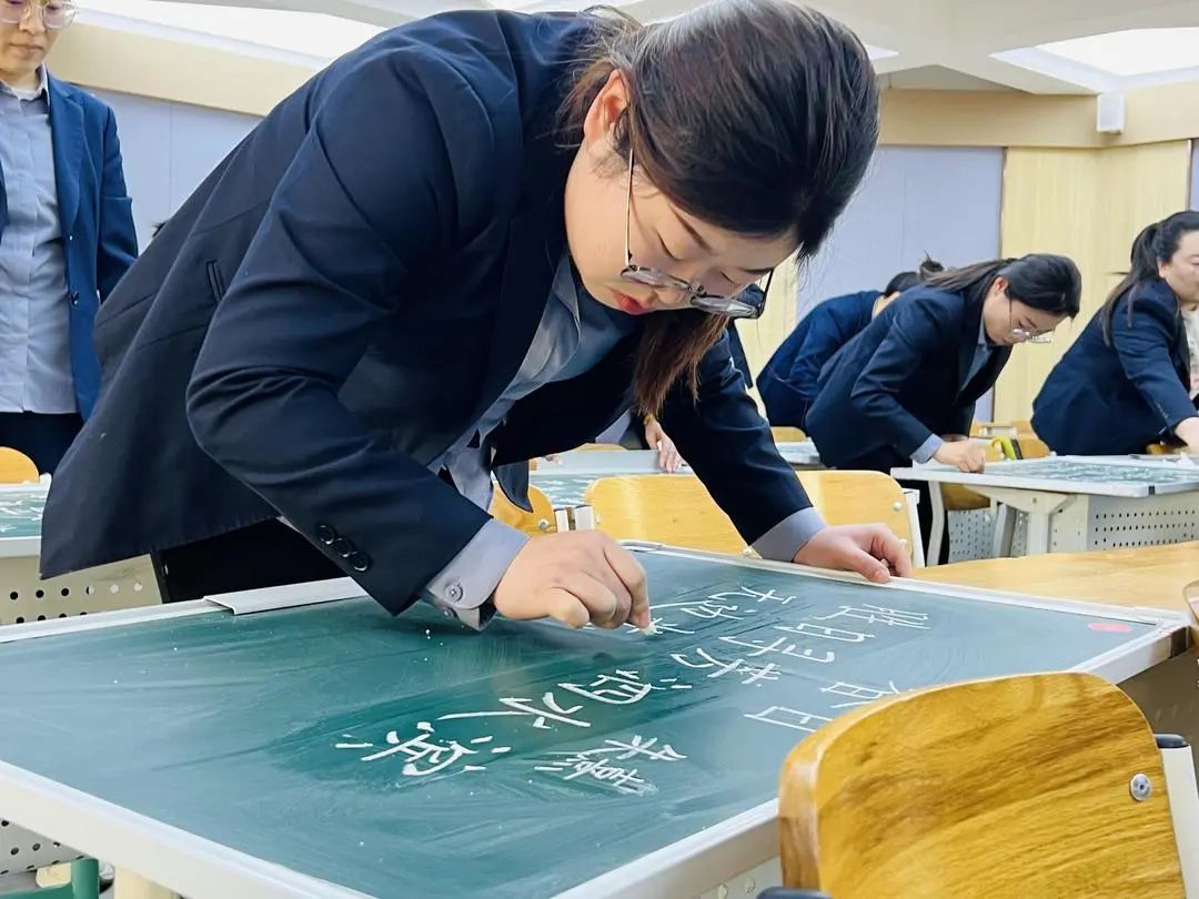 【立小•聚焦教学】舞动粉笔 书写芳华︱教师粉笔字展示活动纪实