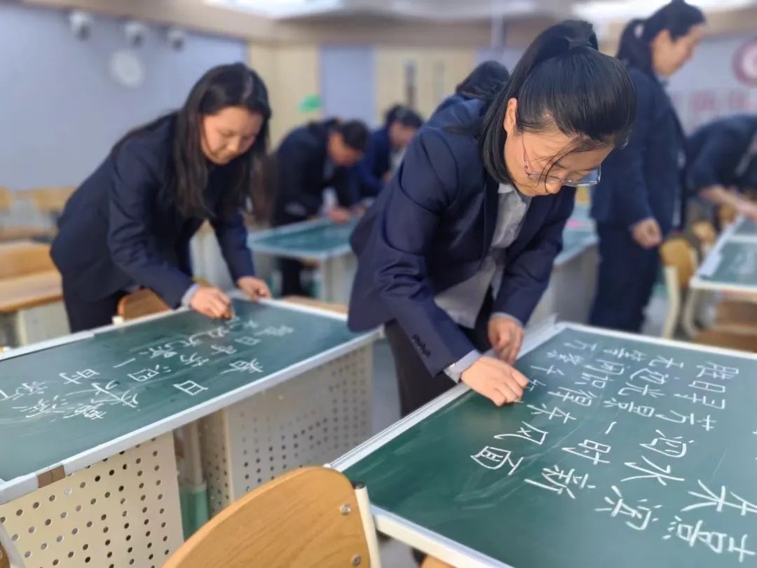 【立小•聚焦教学】舞动粉笔 书写芳华︱教师粉笔字展示活动纪实