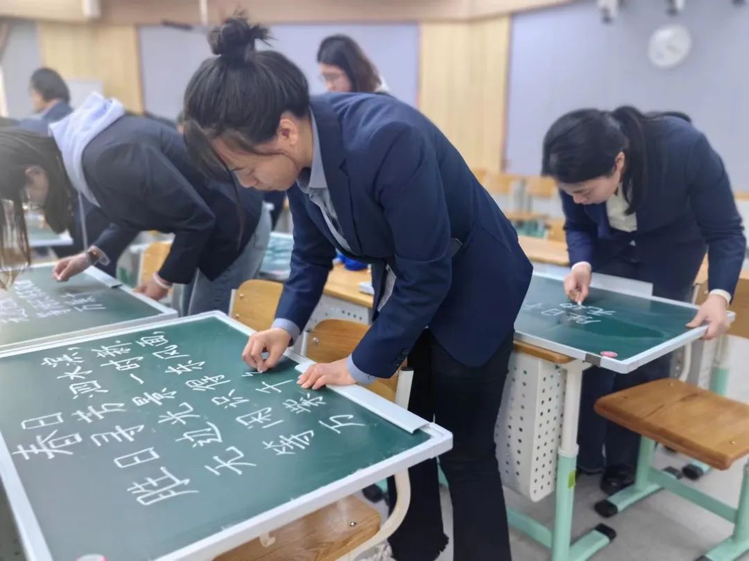 【立小•聚焦教学】舞动粉笔 书写芳华︱教师粉笔字展示活动纪实