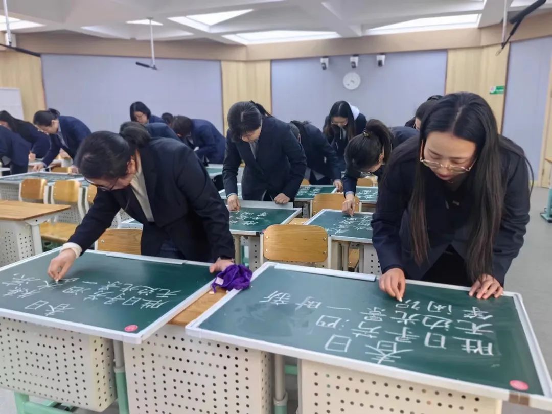 【立小•聚焦教学】舞动粉笔 书写芳华︱教师粉笔字展示活动纪实