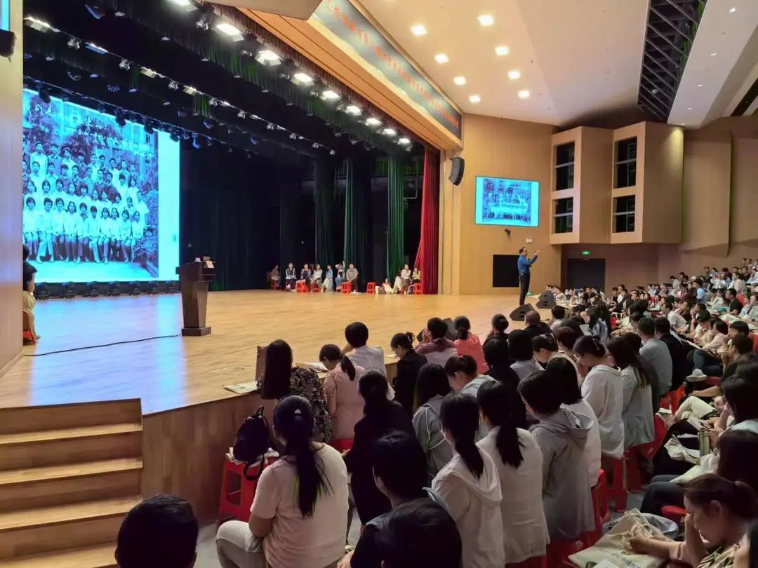 【立小•荣耀绽放】立小团队受邀在中小学德育班主任工作创新与育人模式变革研修暨李镇西教育思想实践智慧研讨会上作典型发言