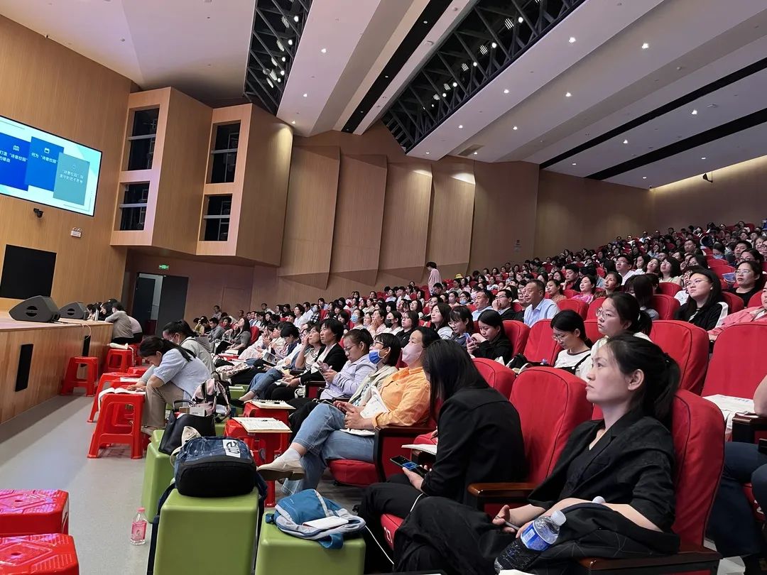 【立小•荣耀绽放】立小团队受邀在中小学德育班主任工作创新与育人模式变革研修暨李镇西教育思想实践智慧研讨会上作典型发言