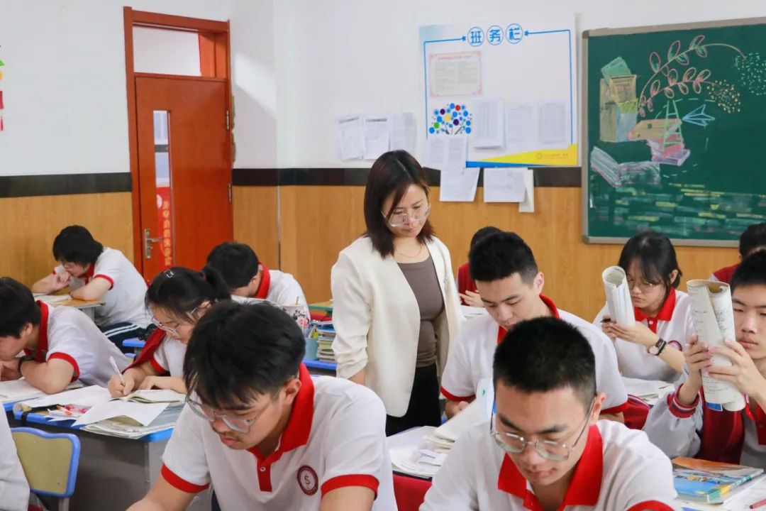 时刻相伴 携手同行丨高三师生备考实况