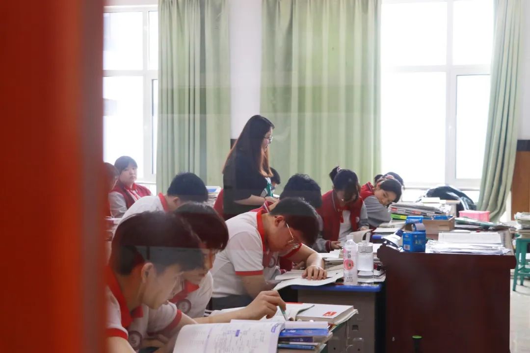 时刻相伴 携手同行丨高三师生备考实况