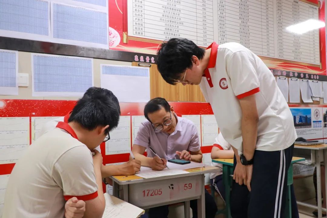 时刻相伴 携手同行丨高三师生备考实况