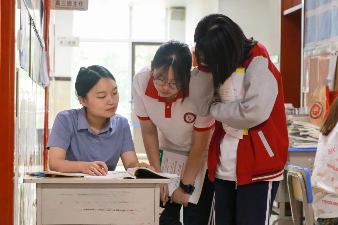 时刻相伴 携手同行丨高三师生备考实况