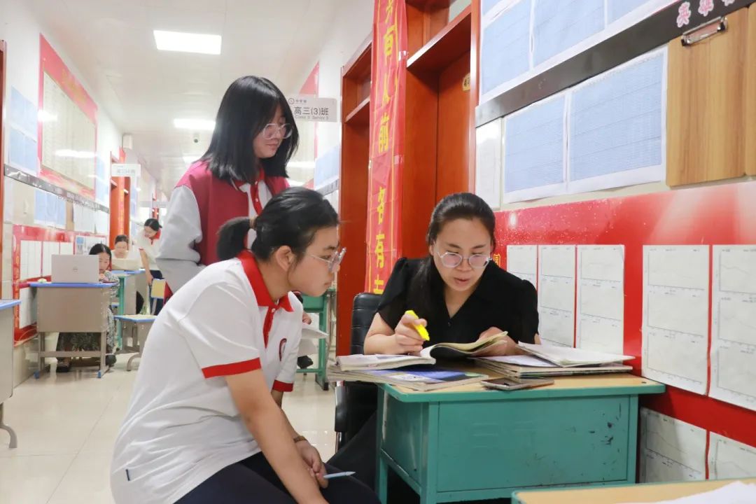 时刻相伴 携手同行丨高三师生备考实况