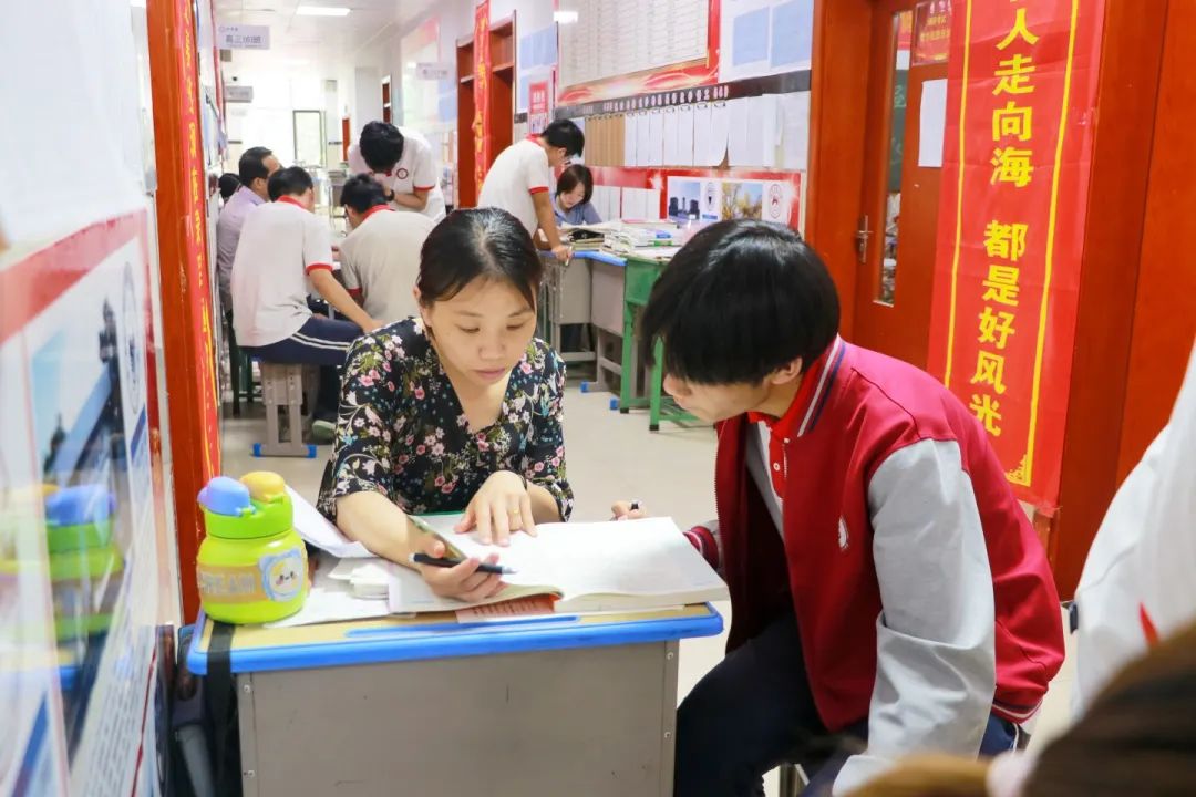 时刻相伴 携手同行丨高三师生备考实况