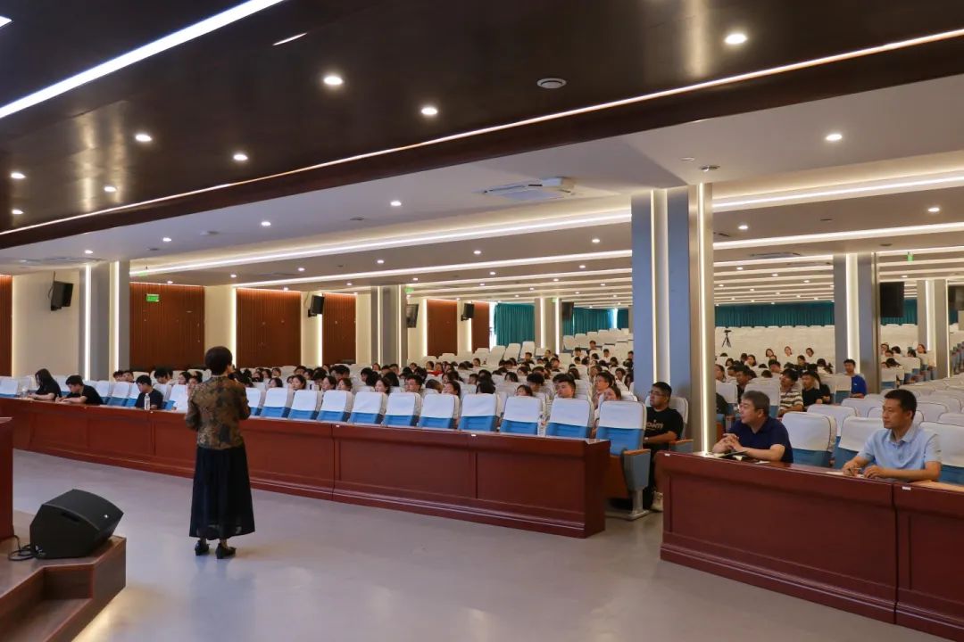 育德育心 蓄力前行丨教育专家来我校进行德育讲座