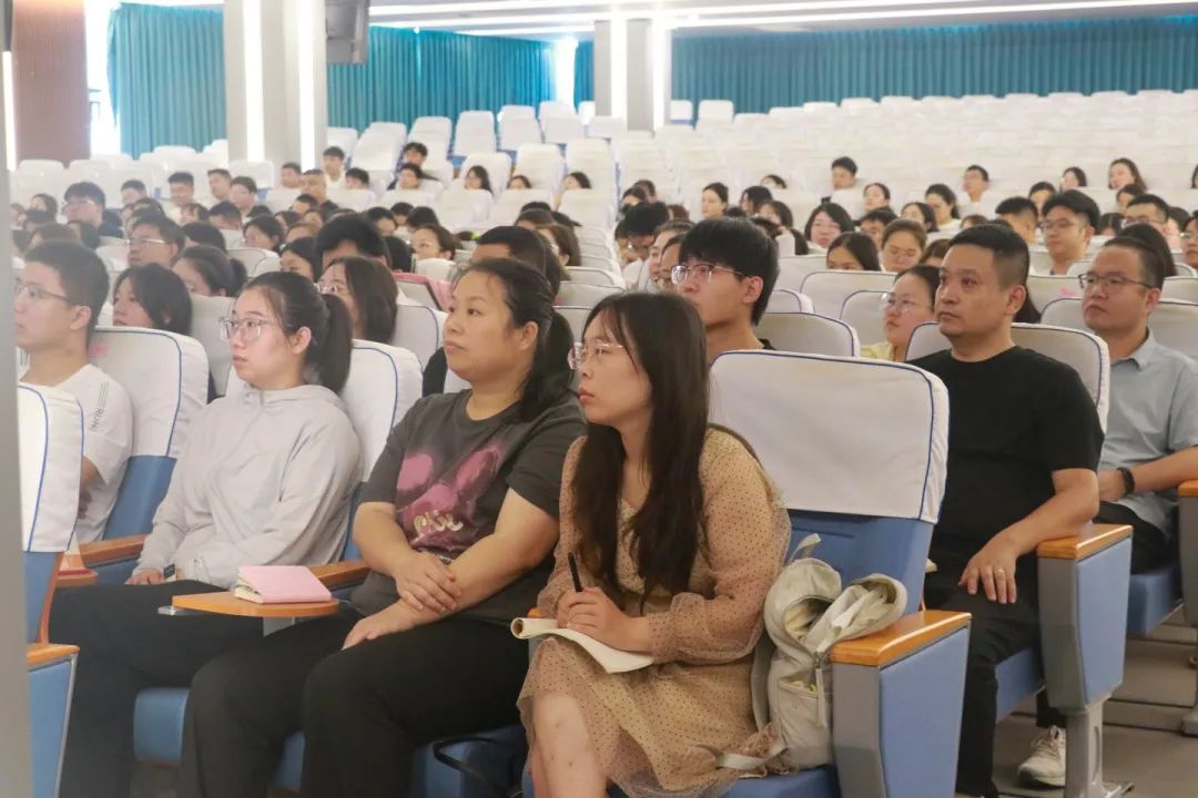 育德育心 蓄力前行丨教育专家来我校进行德育讲座