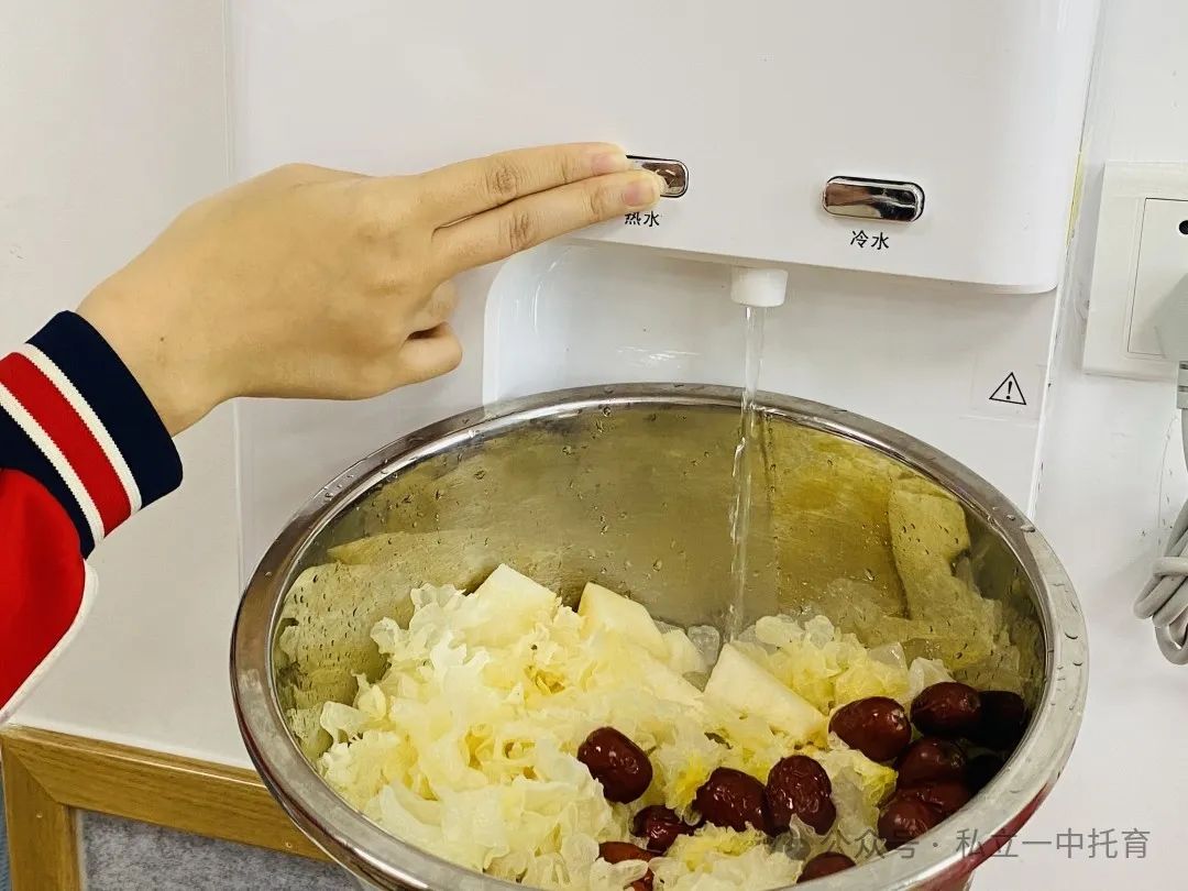 【宝龙托育】食育课——秋冬限定·小吊梨汤