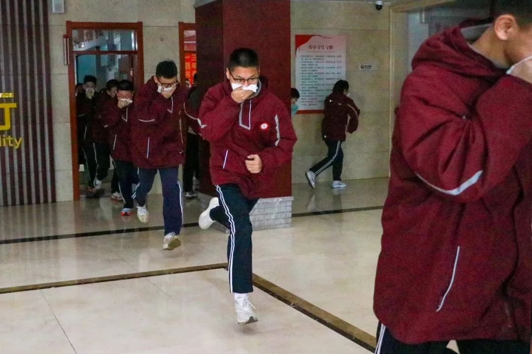 筑消防护盾 守校园安全丨石家庄私立第一中学开展消防演练