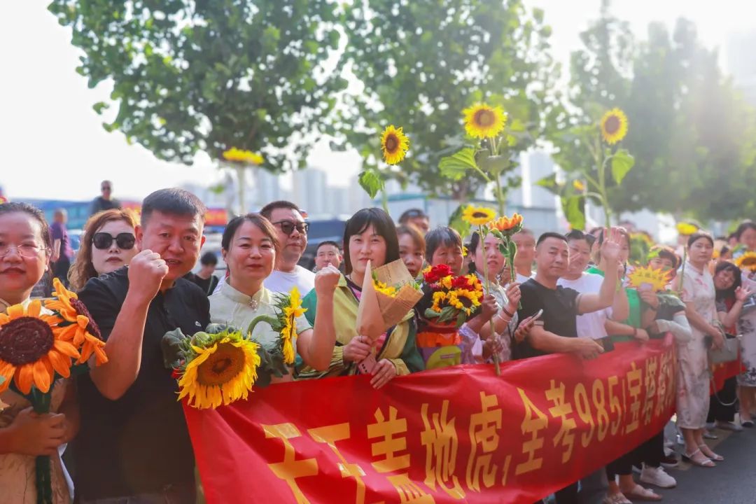 执笔为剑赴考场 旗开得胜跃龙门丨直击私立一中高考送考高燃现场！