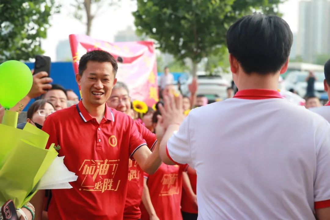 执笔为剑赴考场 旗开得胜跃龙门丨直击私立一中高考送考高燃现场！
