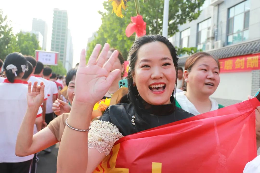 执笔为剑赴考场 旗开得胜跃龙门丨直击私立一中高考送考高燃现场！