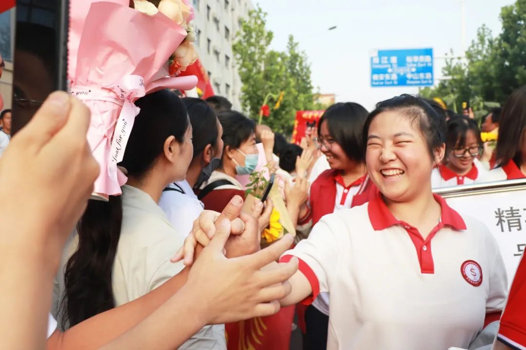 执笔为剑赴考场 旗开得胜跃龙门丨直击私立一中高考送考高燃现场！