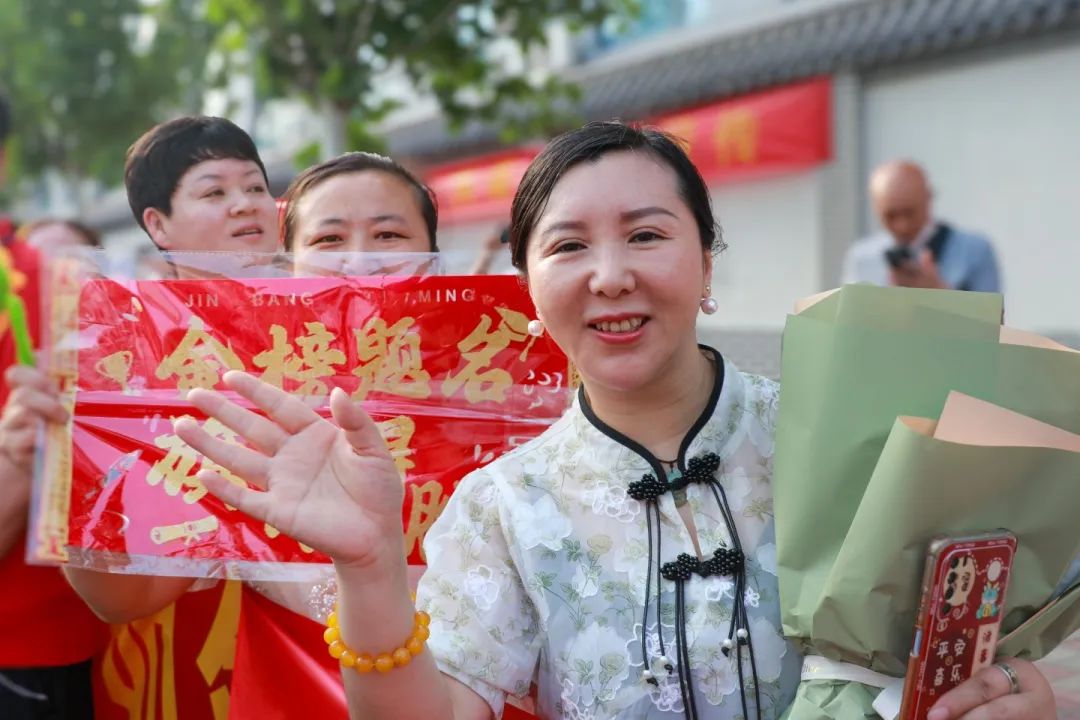 执笔为剑赴考场 旗开得胜跃龙门丨直击私立一中高考送考高燃现场！
