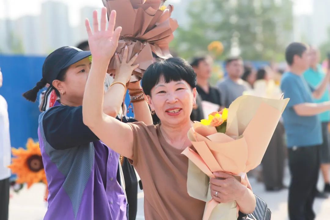 执笔为剑赴考场 旗开得胜跃龙门丨直击私立一中高考送考高燃现场！
