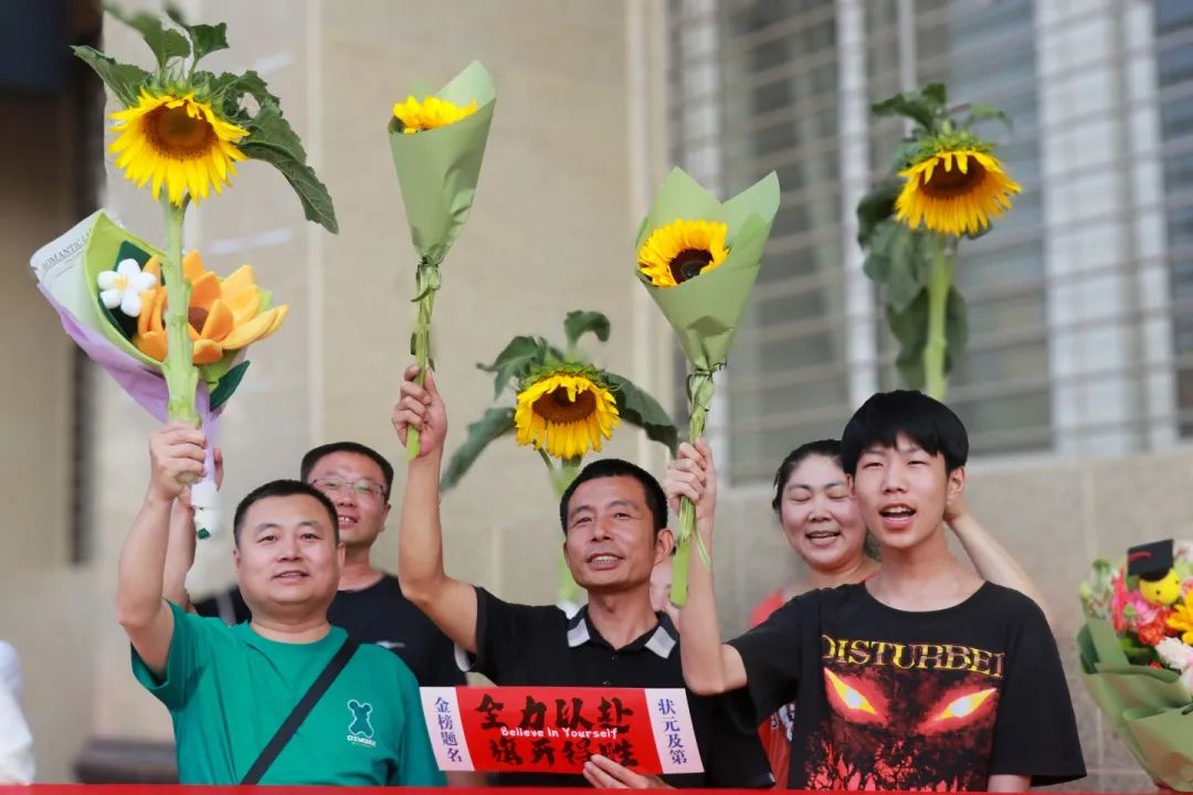 执笔为剑赴考场 旗开得胜跃龙门丨直击私立一中高考送考高燃现场！