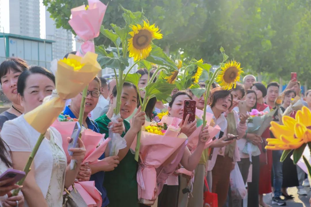 执笔为剑赴考场 旗开得胜跃龙门丨直击私立一中高考送考高燃现场！