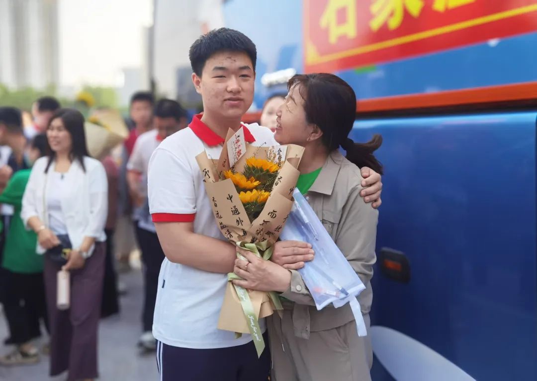 执笔为剑赴考场 旗开得胜跃龙门丨直击私立一中高考送考高燃现场！