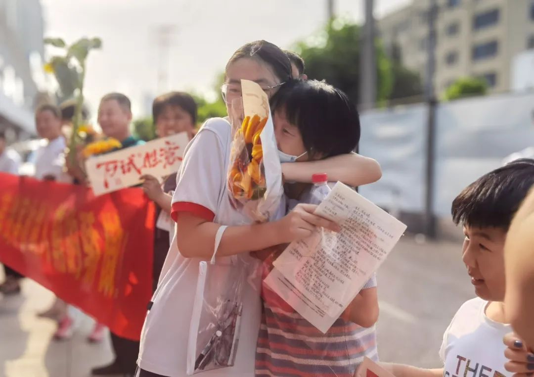 执笔为剑赴考场 旗开得胜跃龙门丨直击私立一中高考送考高燃现场！