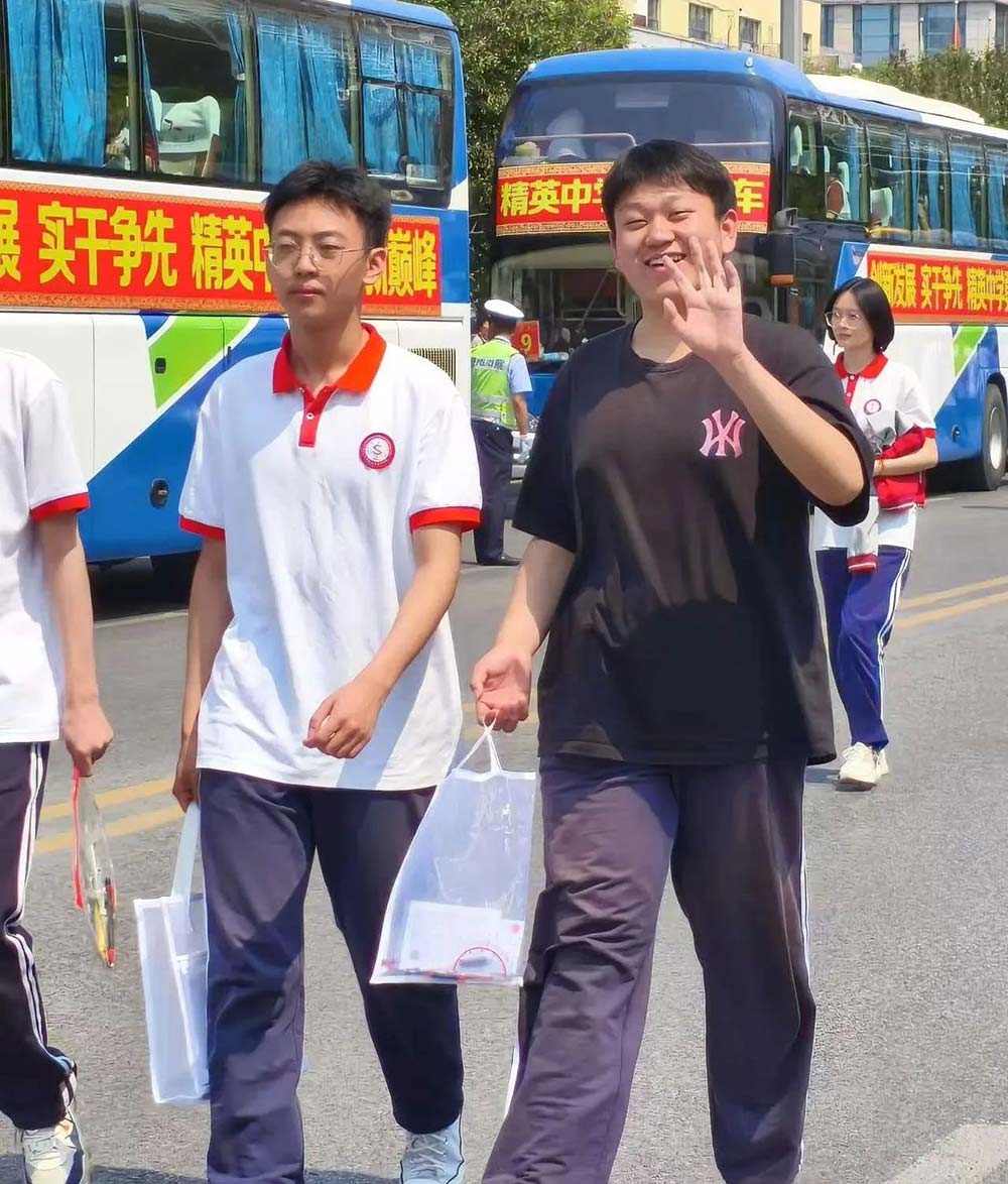 执笔为剑赴考场 旗开得胜跃龙门丨直击私立一中高考送考高燃现场！