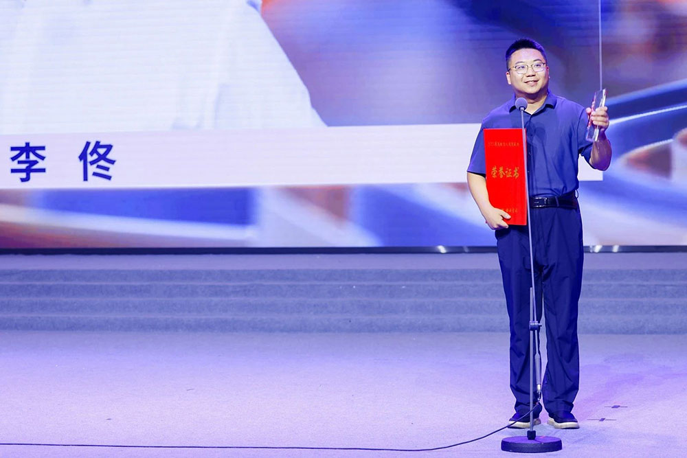 【立小•荣耀】李佟校长喜获CCTV2025年度最美校长称号和行业功勋奖