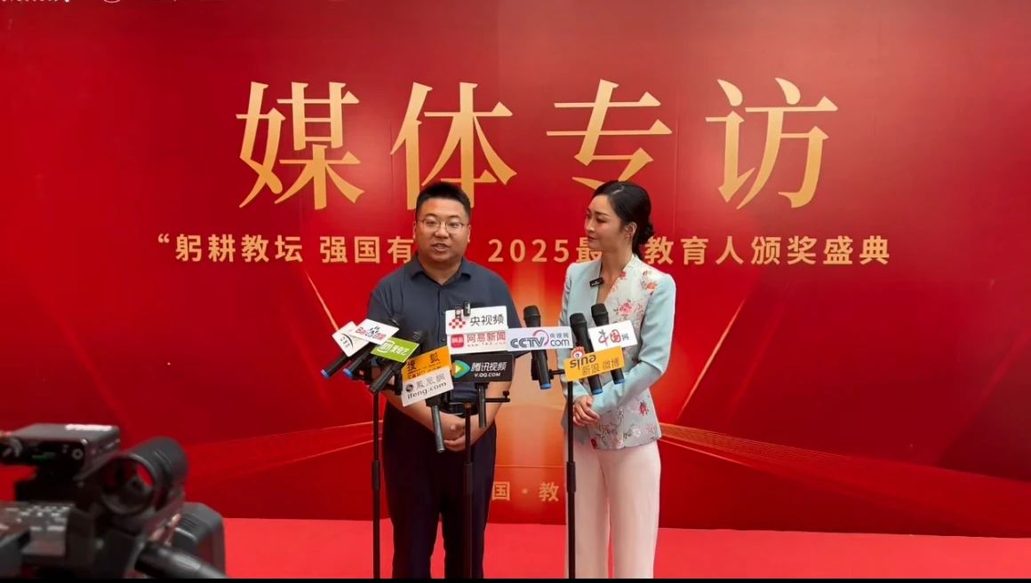 【立小•荣耀】李佟校长喜获CCTV2025年度最美校长称号和行业功勋奖