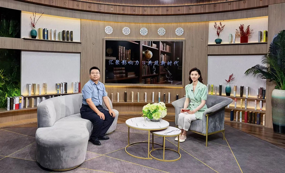 【立小•荣耀】李佟校长喜获CCTV2025年度最美校长称号和行业功勋奖