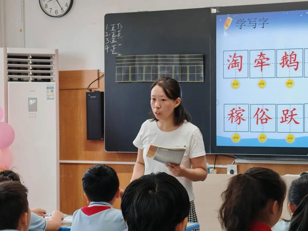 【立小•教学】“不打招呼的约会”开始啦！从推门到入心，瞧，教室门后藏着啥？一起来“突袭”吧！
