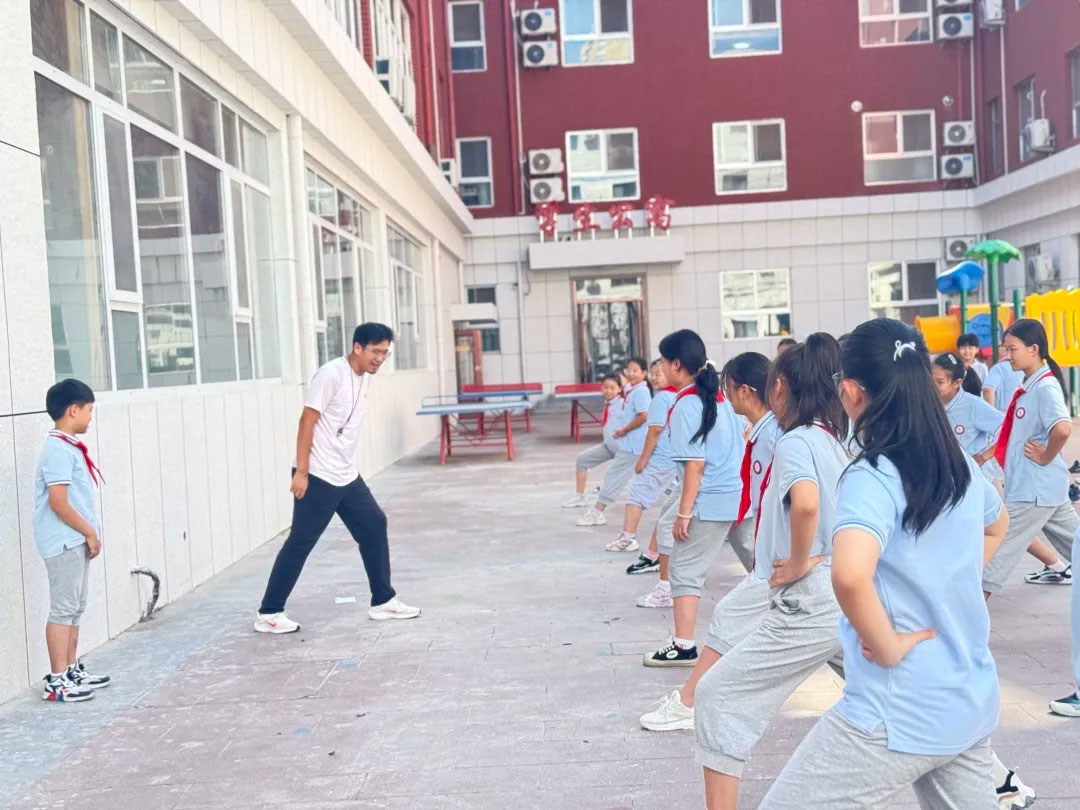 【立小•教学】“不打招呼的约会”开始啦！从推门到入心，瞧，教室门后藏着啥？一起来“突袭”吧！