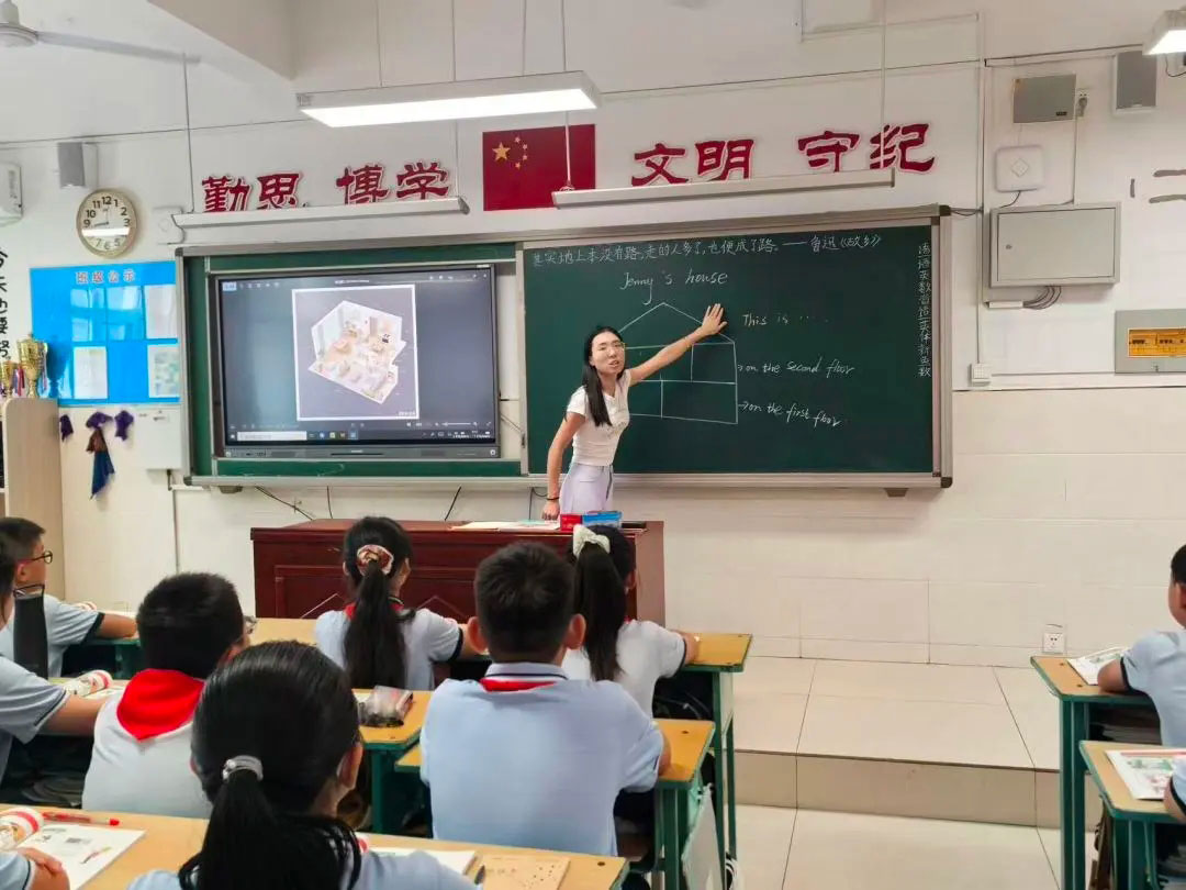 【立小•教学】“不打招呼的约会”开始啦！从推门到入心，瞧，教室门后藏着啥？一起来“突袭”吧！