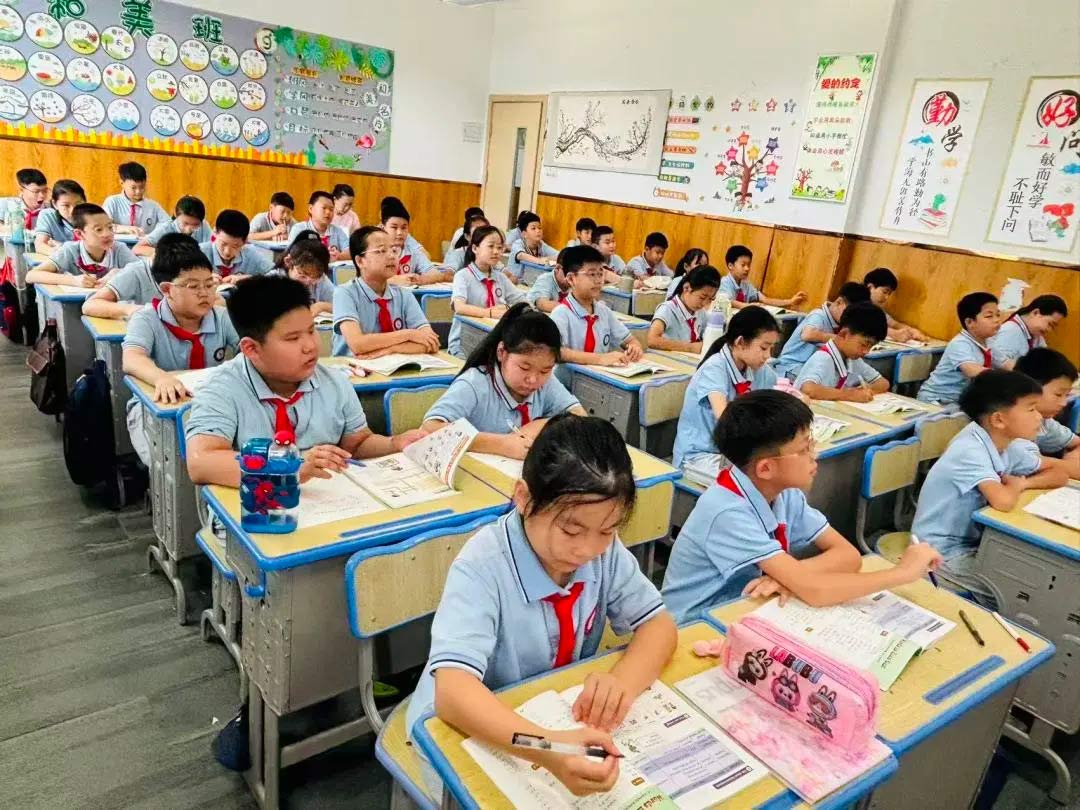 【立小•教学】“不打招呼的约会”开始啦！从推门到入心，瞧，教室门后藏着啥？一起来“突袭”吧！