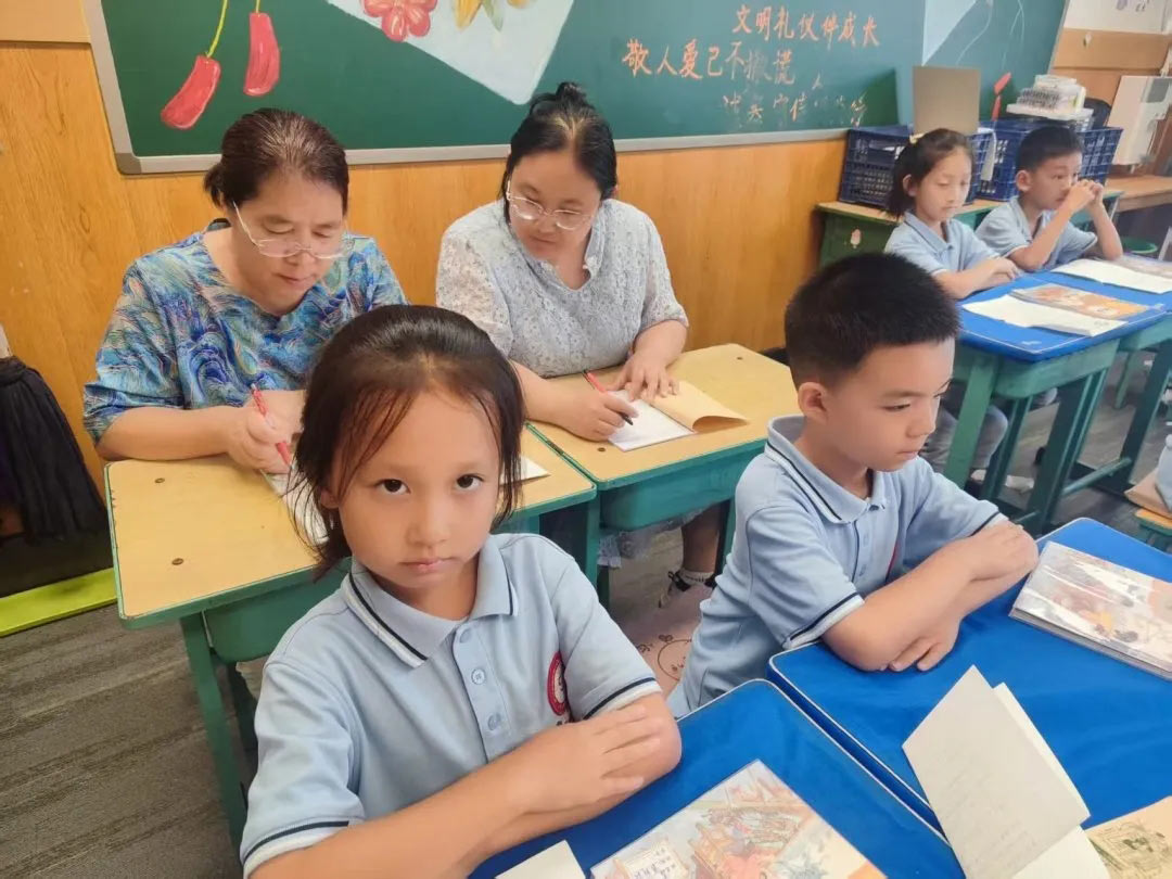 【立小•教学】“不打招呼的约会”开始啦！从推门到入心，瞧，教室门后藏着啥？一起来“突袭”吧！