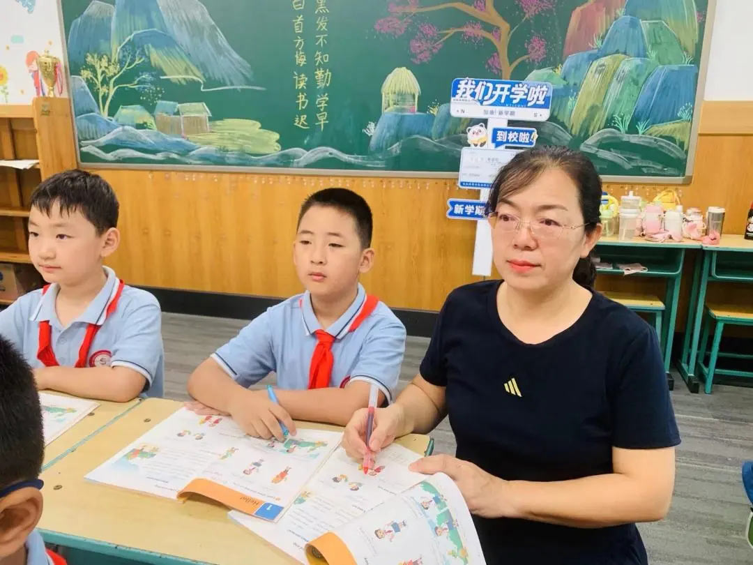 【立小•教学】“不打招呼的约会”开始啦！从推门到入心，瞧，教室门后藏着啥？一起来“突袭”吧！