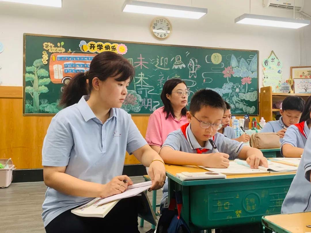 【立小•教学】“不打招呼的约会”开始啦！从推门到入心，瞧，教室门后藏着啥？一起来“突袭”吧！