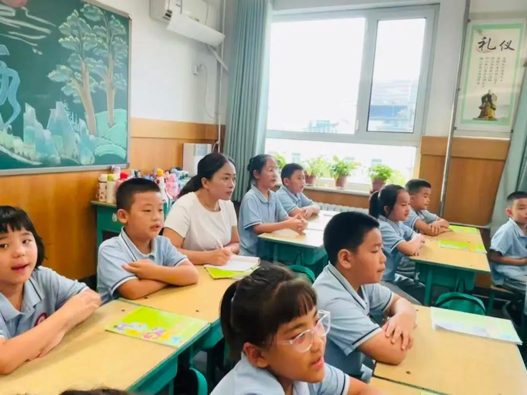 【立小•教学】“不打招呼的约会”开始啦！从推门到入心，瞧，教室门后藏着啥？一起来“突袭”吧！
