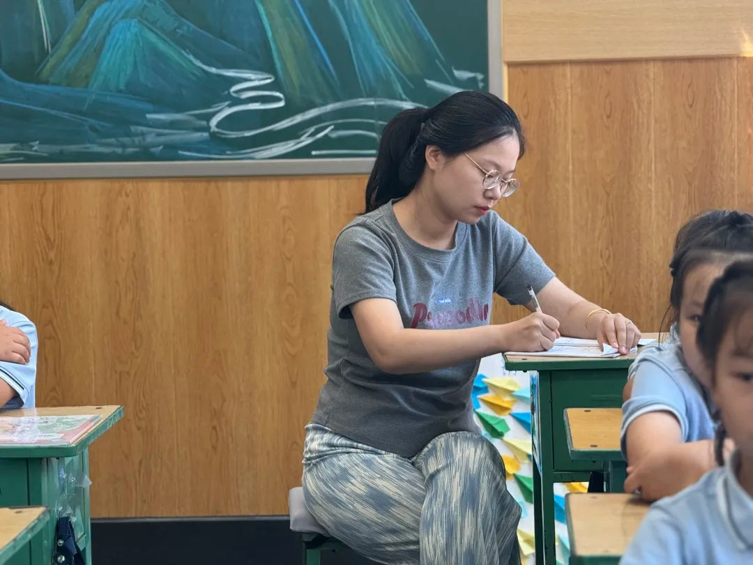 【立小•教学】“不打招呼的约会”开始啦！从推门到入心，瞧，教室门后藏着啥？一起来“突袭”吧！