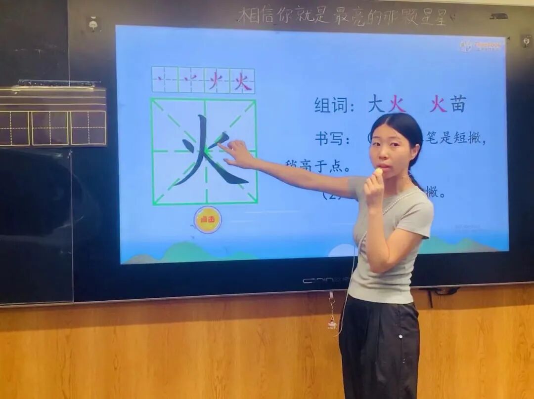 【立小•教学】与校长同桌是种什么体验？每周三“行政蹲班日志”揭秘