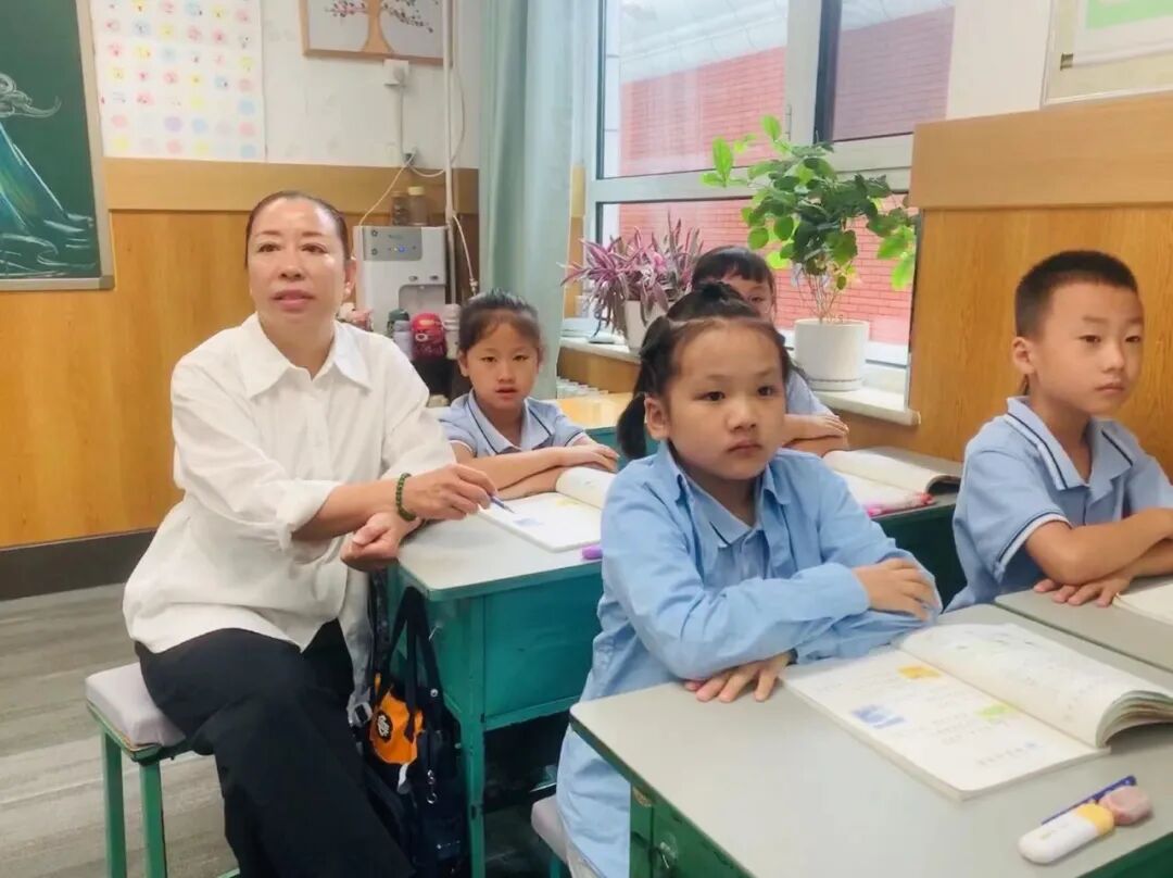【立小•教学】与校长同桌是种什么体验？每周三“行政蹲班日志”揭秘