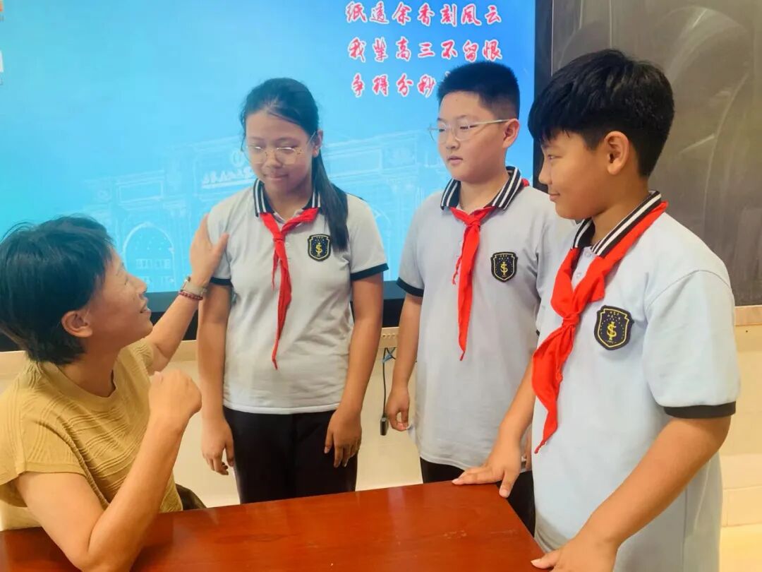 【立小•教学】与校长同桌是种什么体验？每周三“行政蹲班日志”揭秘