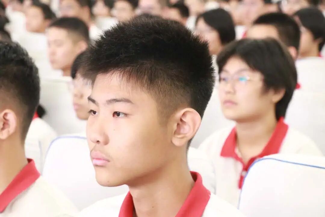 不忘历史烽烟起 心中长哨警钟声丨初二年级主题教育活动