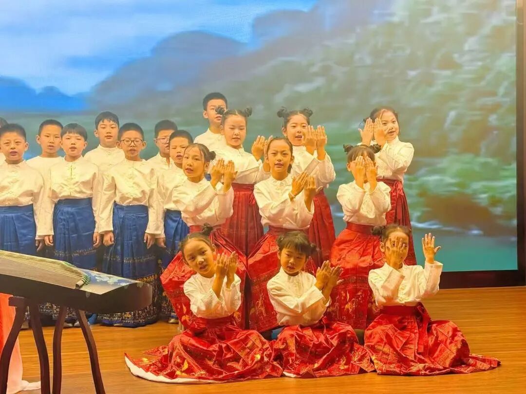 【立小•教学】揭秘诗歌节新书发布会空降 翻页就是浪漫暴击!