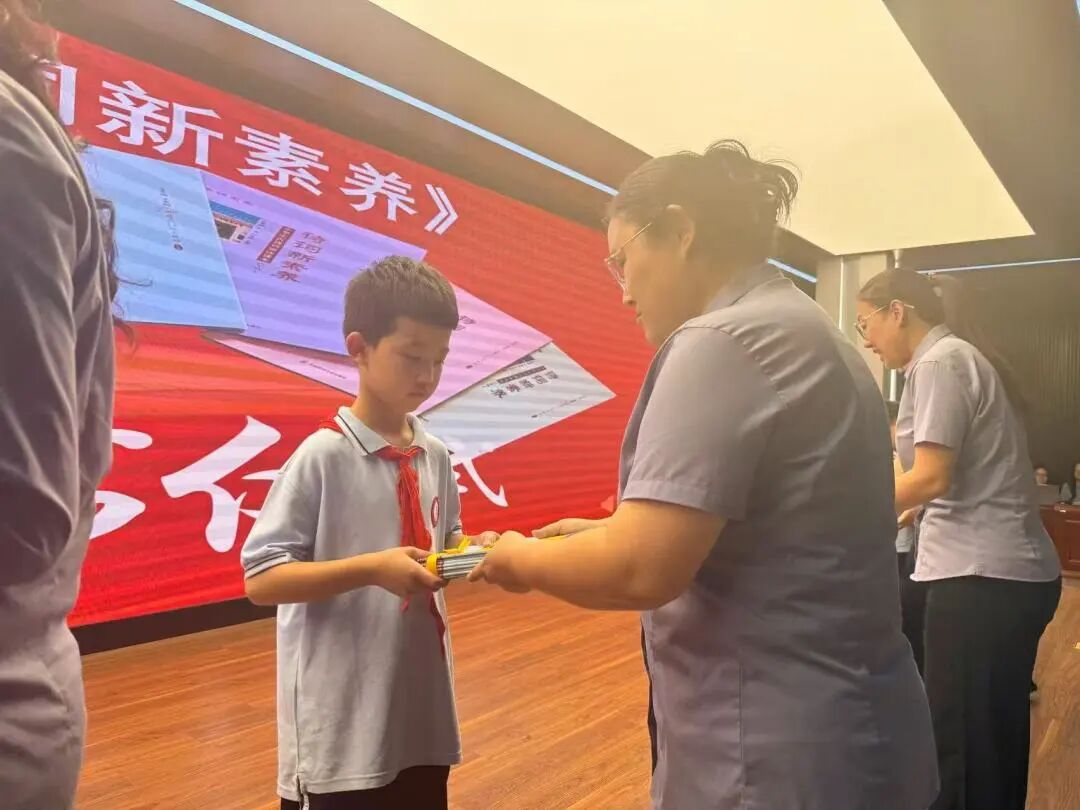 【立小•教学】揭秘诗歌节新书发布会空降 翻页就是浪漫暴击!