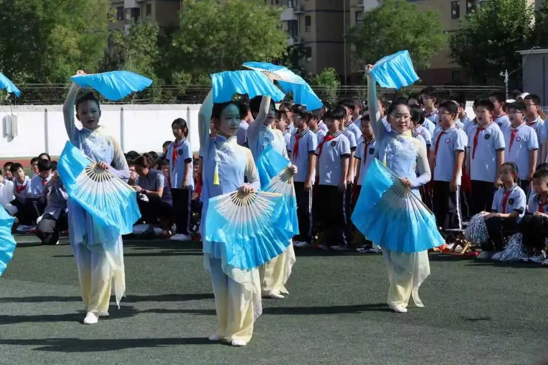 【立小•德育】泪目!六年级学生用红歌致敬信仰,回忆杀来袭,感动全场!