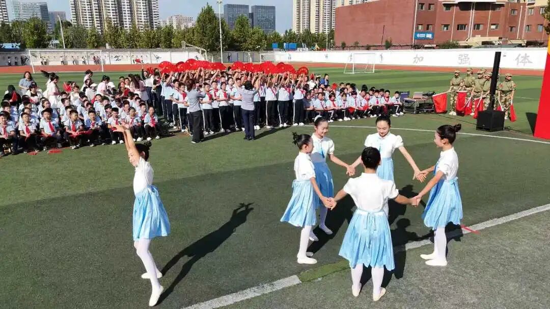 【立小•德育】泪目!六年级学生用红歌致敬信仰,回忆杀来袭,感动全场!